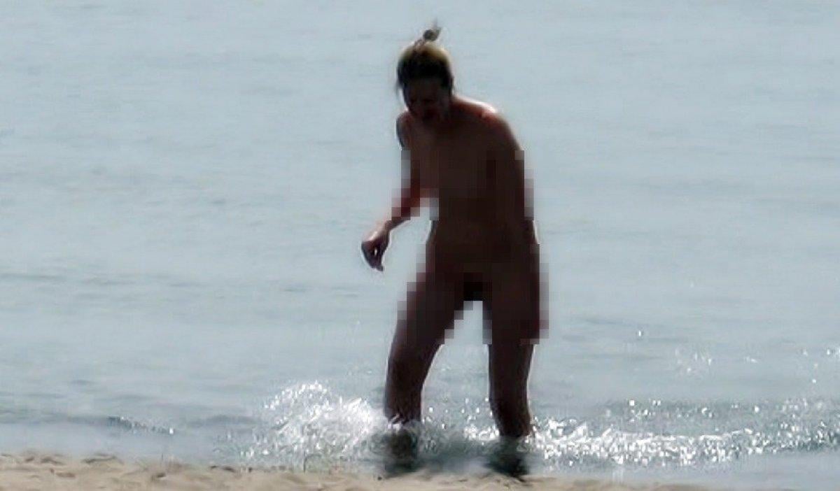 Didim çıplak yüzen turist