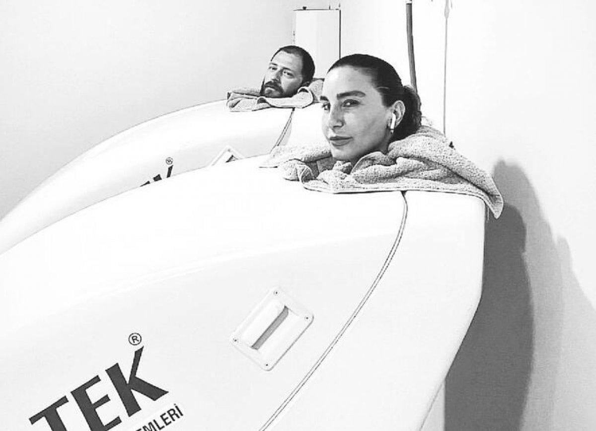 Berrak Tüzünataç, arkadaşlarıyla kampta