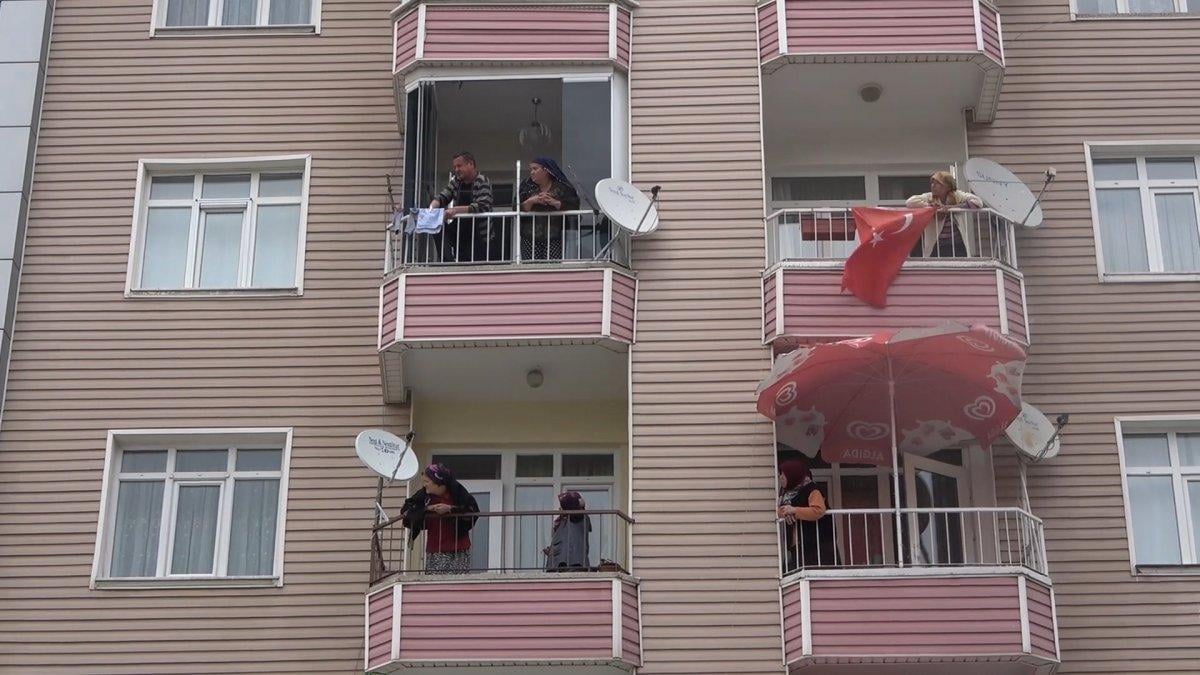 Kırıkkale'de vatandaşlar ağaç yangınını film izler gibi izledi