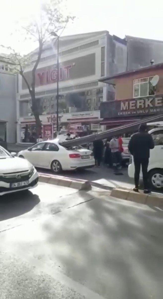 Çekmeköy’de demir çubuklar otomobile saplandı