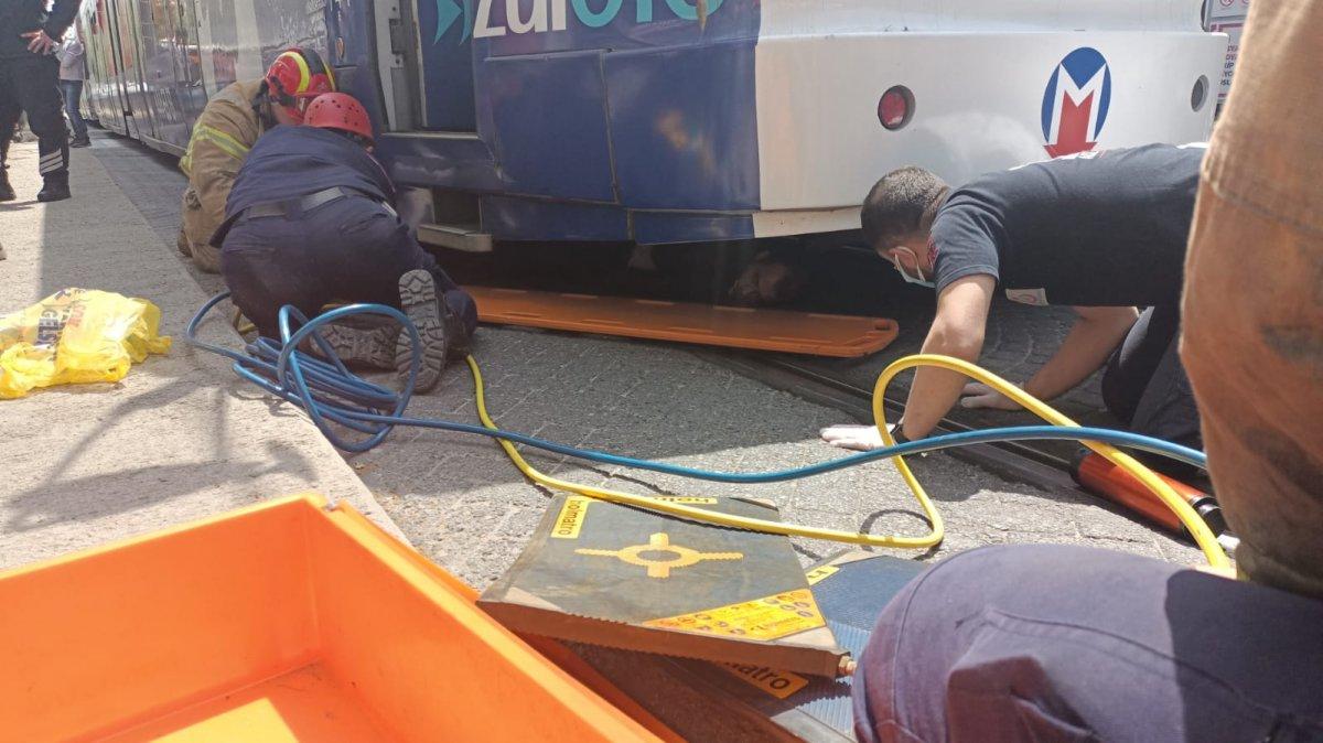 İstanbul’da bir kişi tramvayın altında kaldı