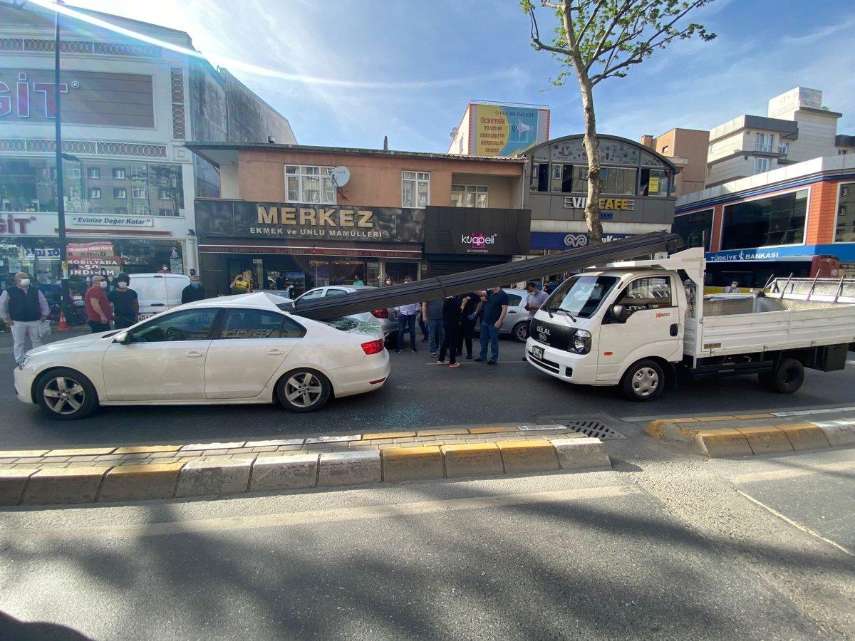 Çekmeköy’de demir çubuklar otomobile saplandı