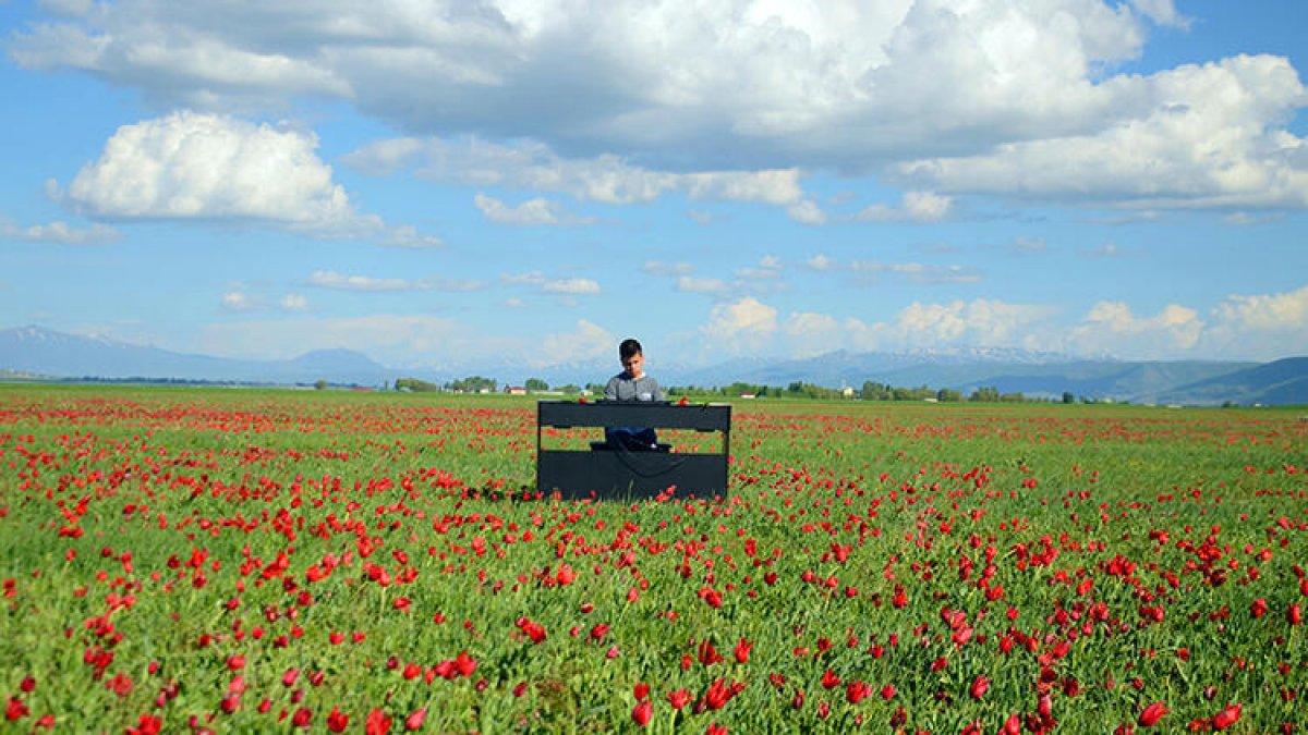 Muş'ta görme engelli Bager'den piyano resitali