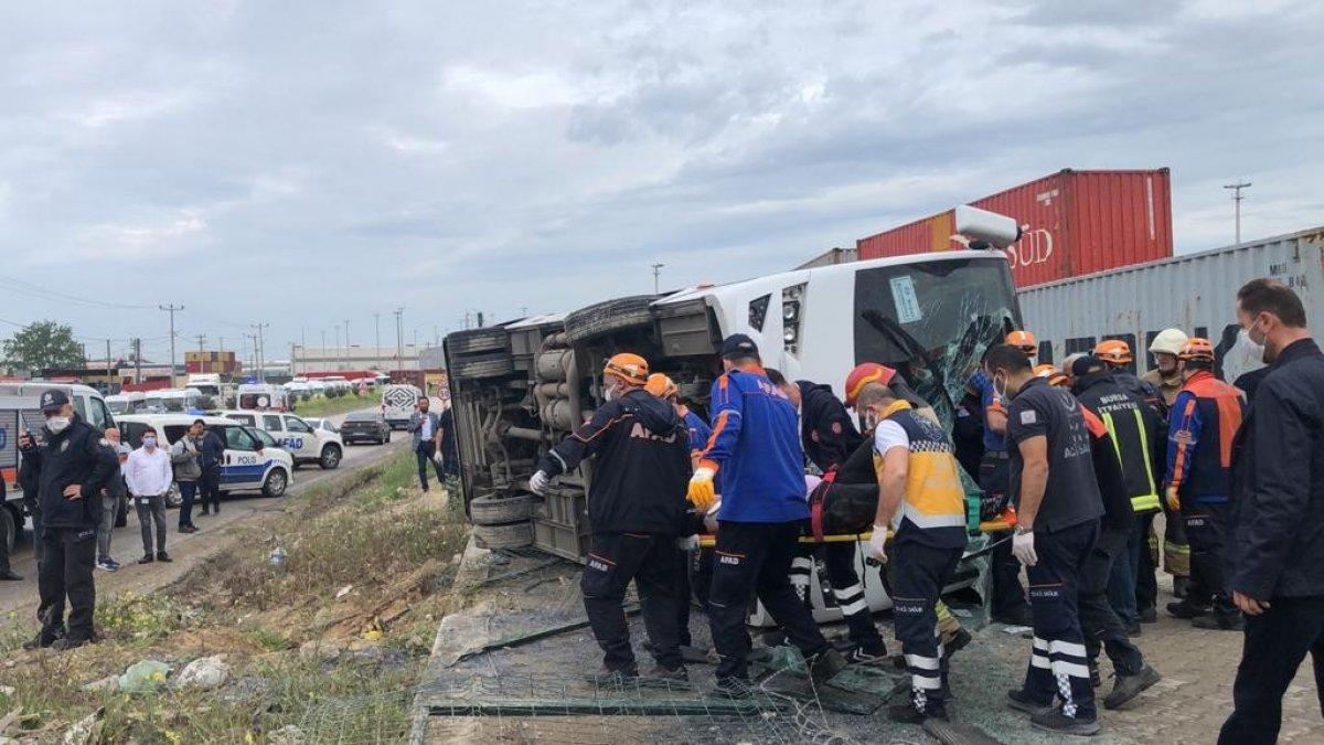 Bursa’da işçi midibüsü takla attı: 1 ölü, 20 yaralı