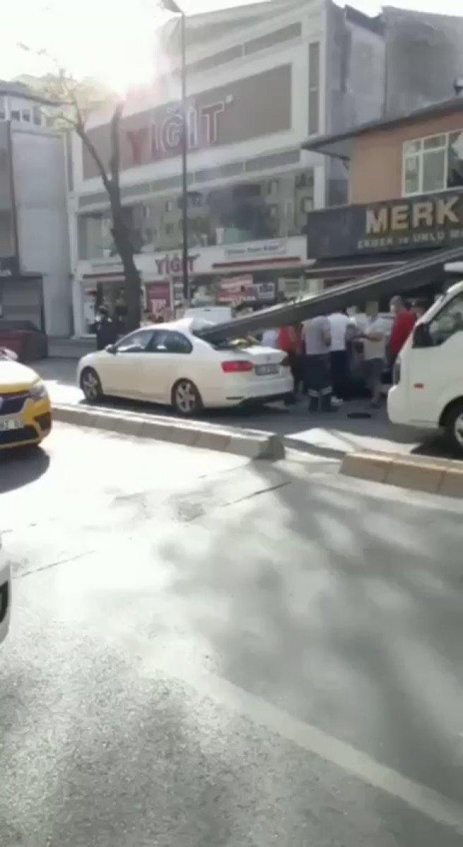 Çekmeköy’de demir çubuklar otomobile saplandı