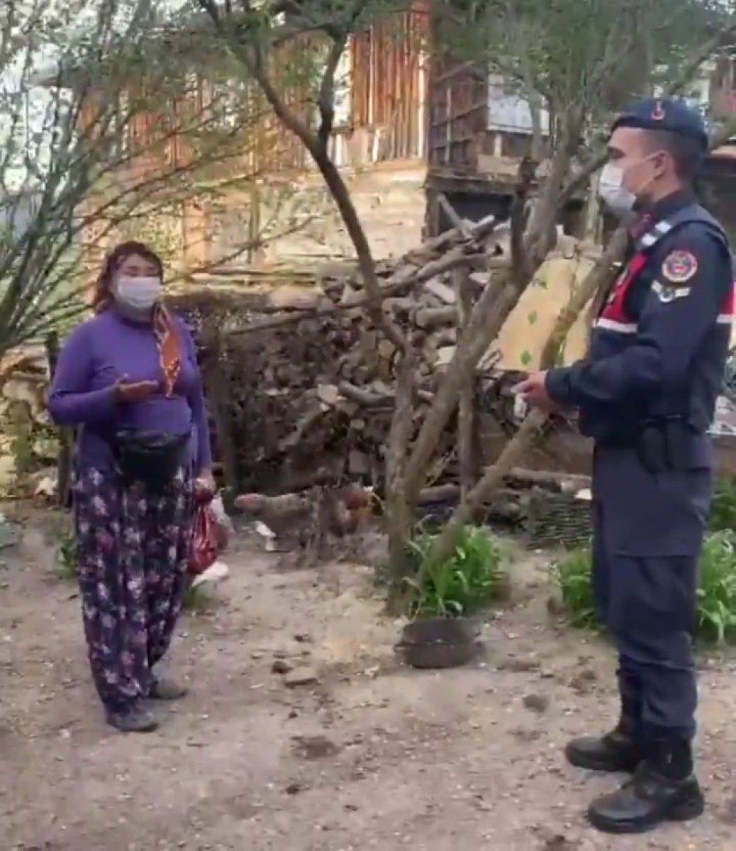 Bolulu yaşlı kadın, ihtiyaç malzemesi getiren jandarmaya türkü söyledi