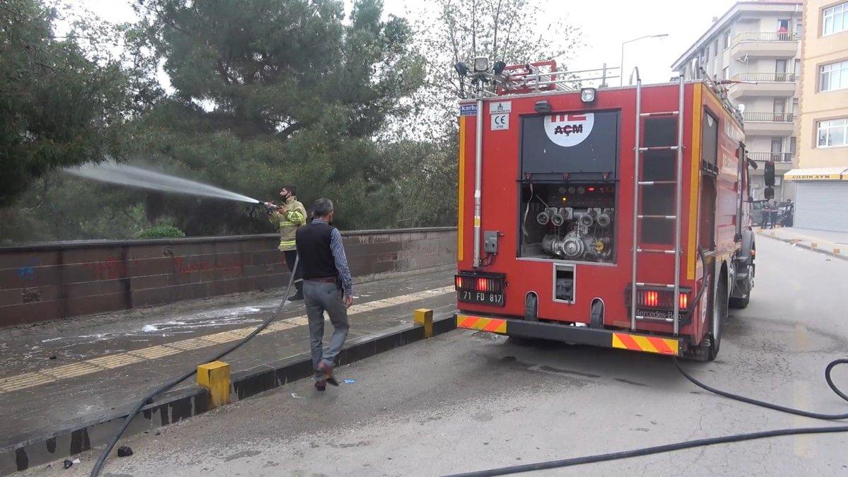 Kırıkkale'de vatandaşlar ağaç yangınını film izler gibi izledi