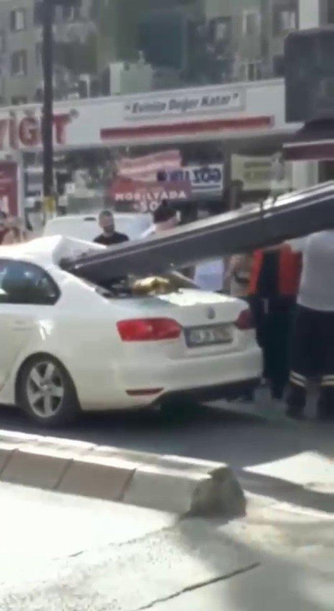 Çekmeköy’de demir çubuklar otomobile saplandı