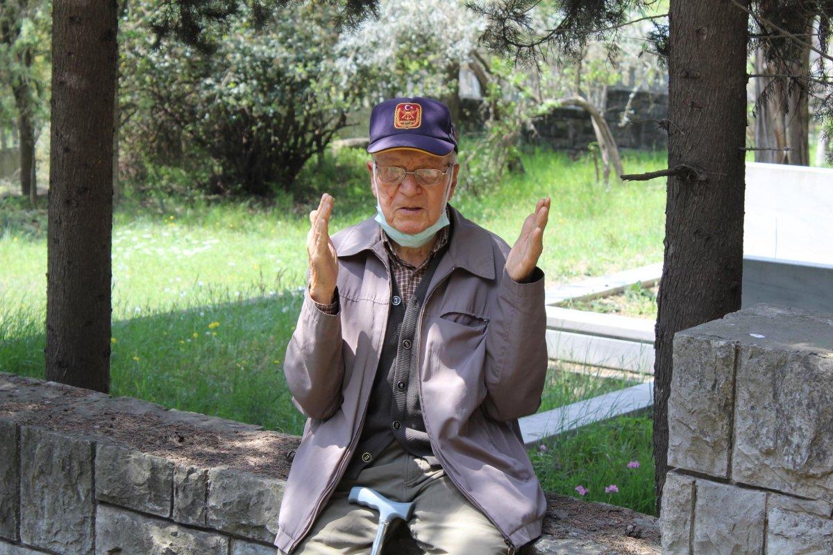 Kocalie'de Kore gazisi, eşini şarkı sözleriyle anıyor