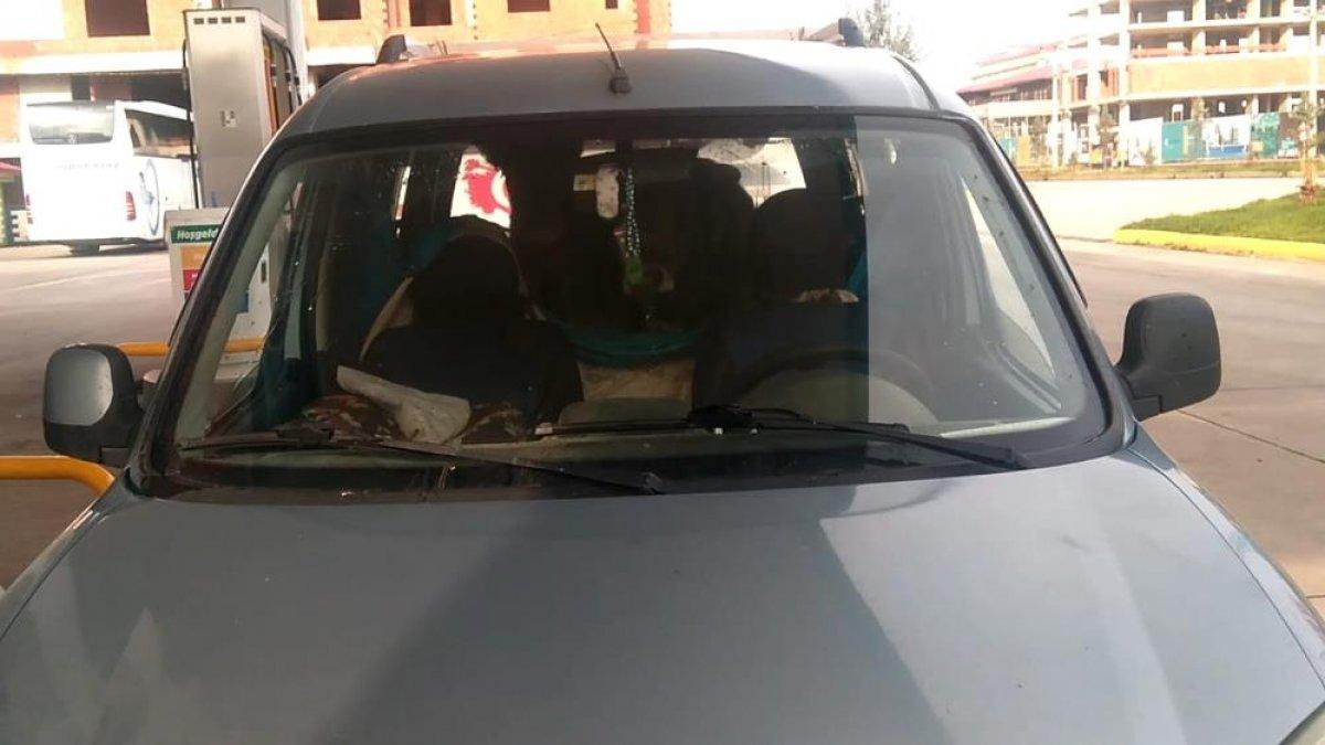 Rize'de, iki düveyi aracının arka koltuğunda yaylaya çıkardı