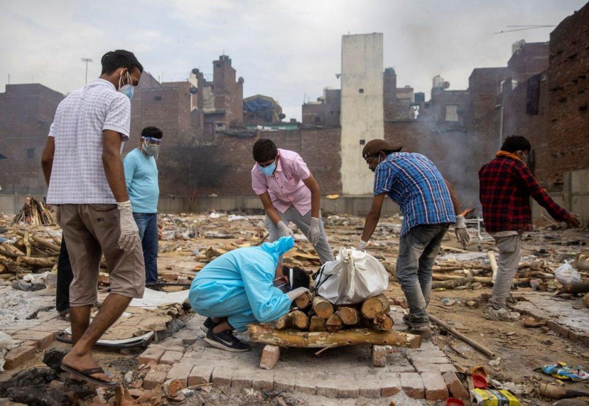 Hindistan, koronavirüs ölümlerinde günlük rekor artış kaydetti