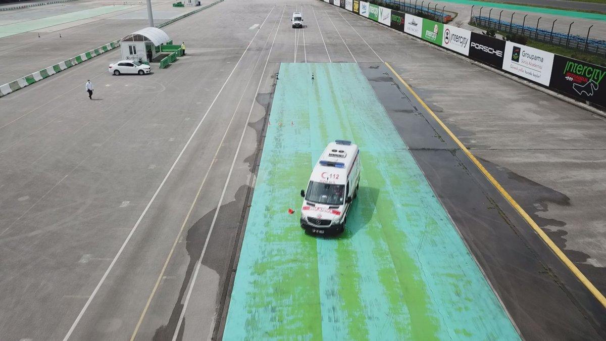 Ambulans şoförleri Formula 1 pistinde eğitimde