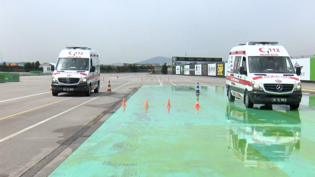 Ambulans şoförleri Formula 1 pistinde eğitimde