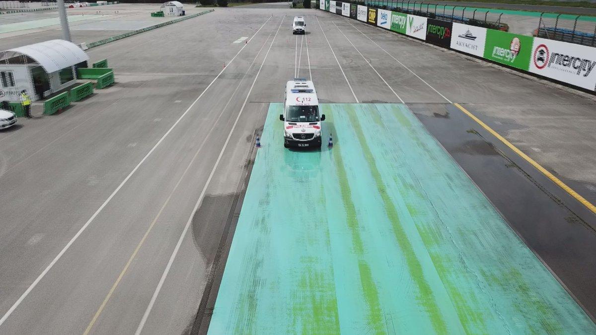 Ambulans şoförleri Formula 1 pistinde eğitimde