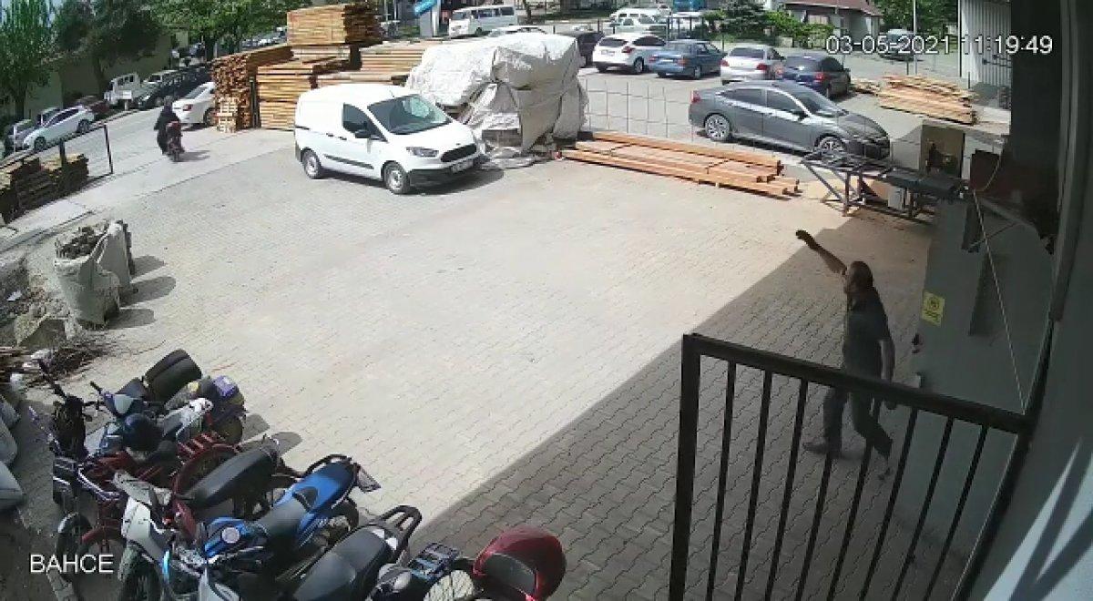 Bursa'da motosiklet hırsızlığını önleyen işçi