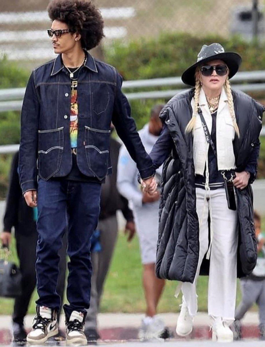 Madonna, sevgilisi Ahlamalik Williams'la yürüyüşte
