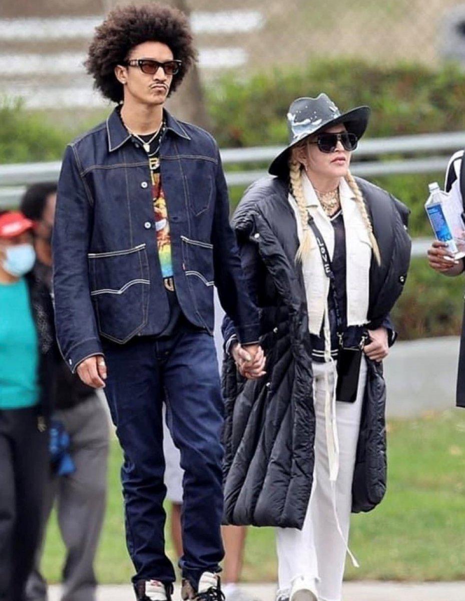 Madonna, sevgilisi Ahlamalik Williams'la yürüyüşte