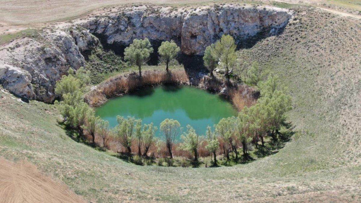 Sivas'ta bulunan göller renkleriyle görenleri büyülüyor