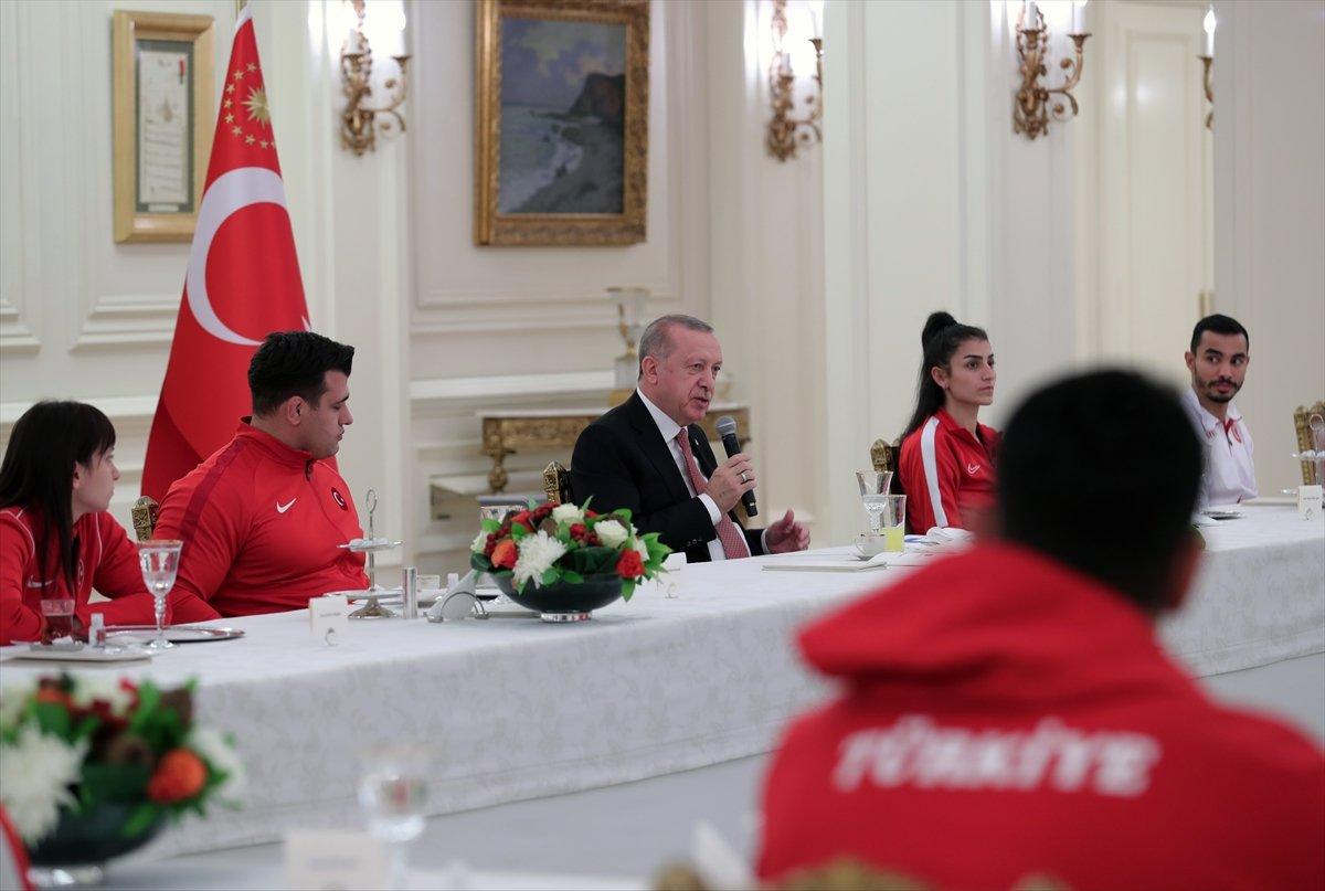 Cumhurbaşkanı Erdoğan milli sporcularla iftar yemeğinde bir araya geldi