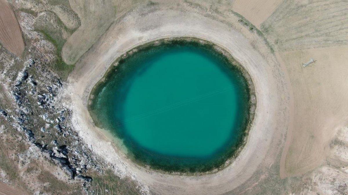Sivas'ta bulunan göller renkleriyle görenleri büyülüyor