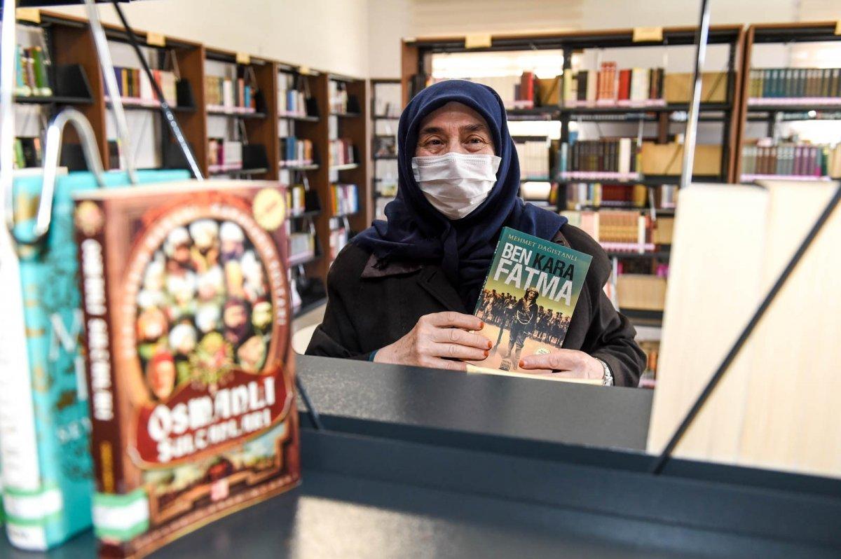 65 yaşındaki Emine Teyze'nin kitap okuma aşkı