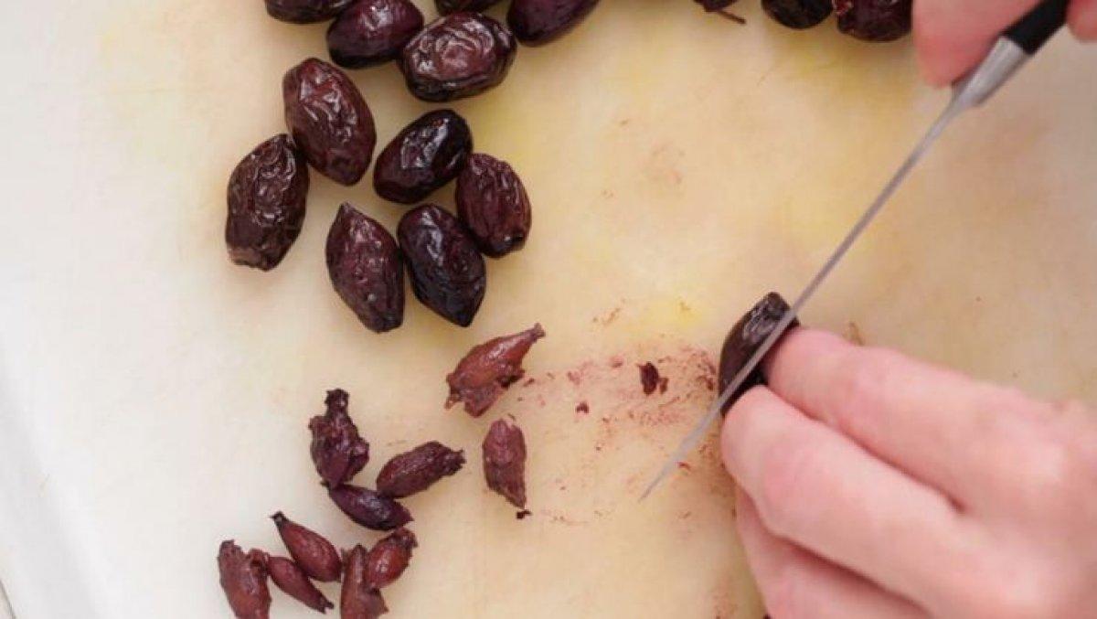 Zeytin çekirdeği ikilemi: Yutulur mu, yutulmaz mı?