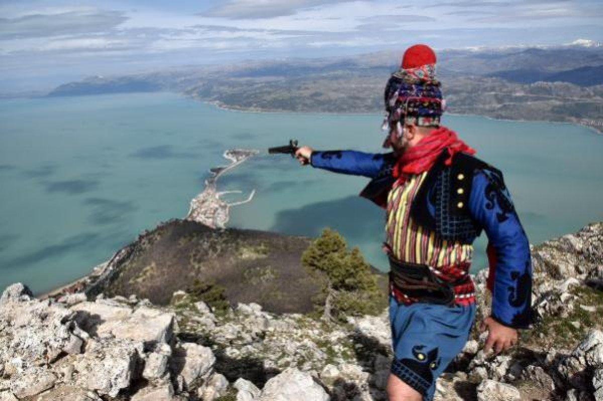 Isparta'da 1750 rakımda zeybek oynadılar