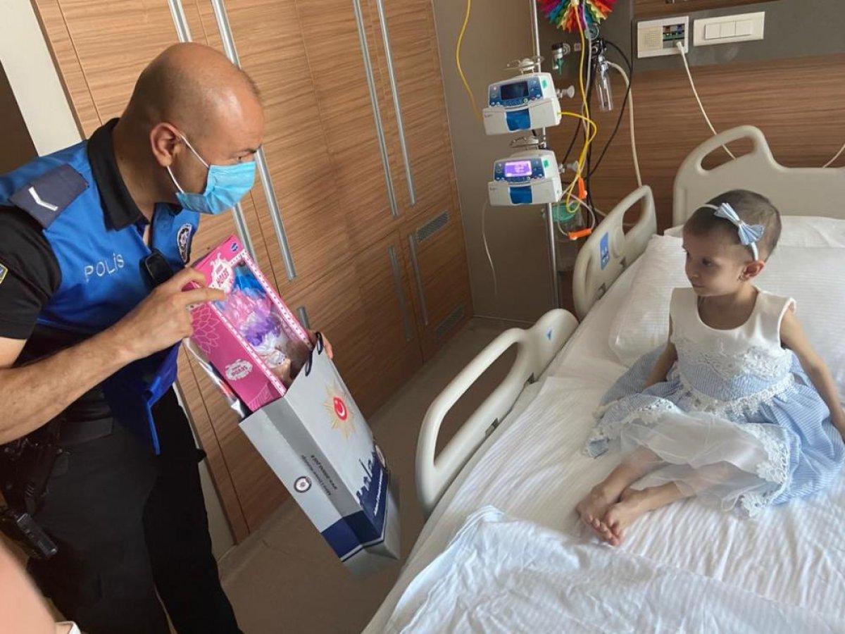 Adana'da lösemi hastası Miray'a sürpriz