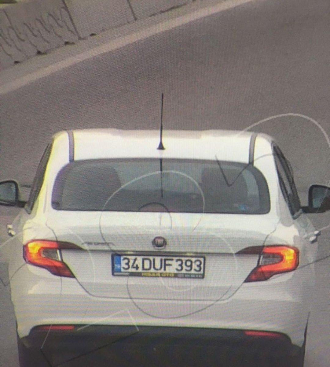 Beyoğlu’nda, hırsızlık yaparken benzini biten aracı ittiler