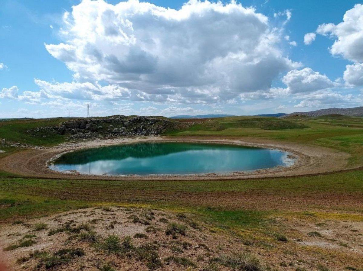 Sivas'ta bulunan göller renkleriyle görenleri büyülüyor