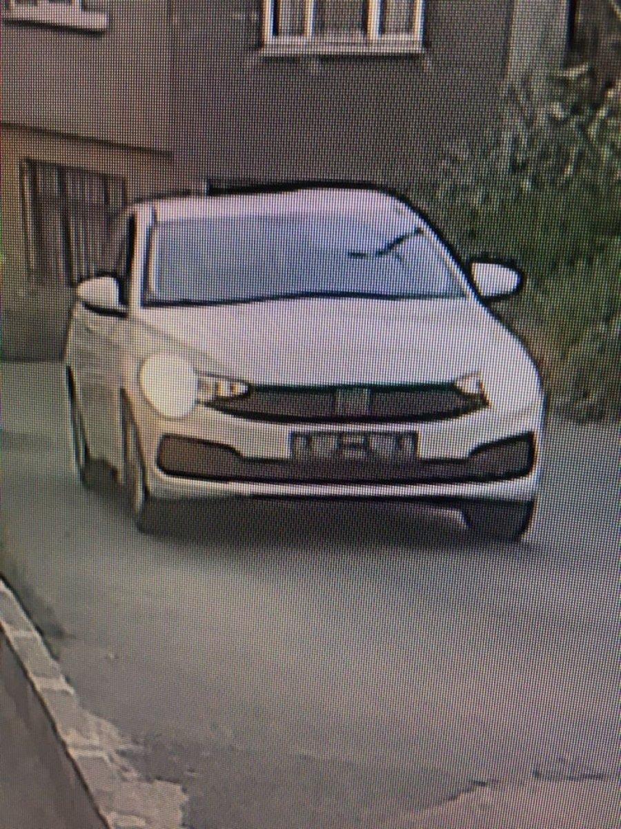 Beyoğlu’nda, hırsızlık yaparken benzini biten aracı ittiler