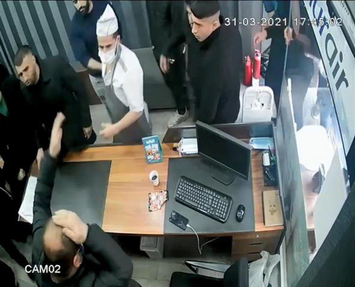 Beyoğlu'nda komşu esnafın iş yerini bastılar