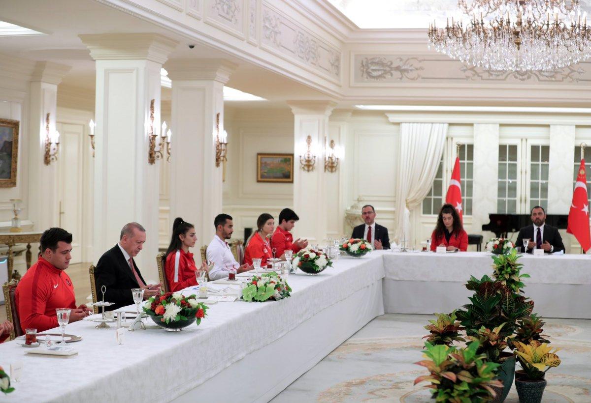 Cumhurbaşkanı Erdoğan milli sporcularla iftar yemeğinde bir araya geldi