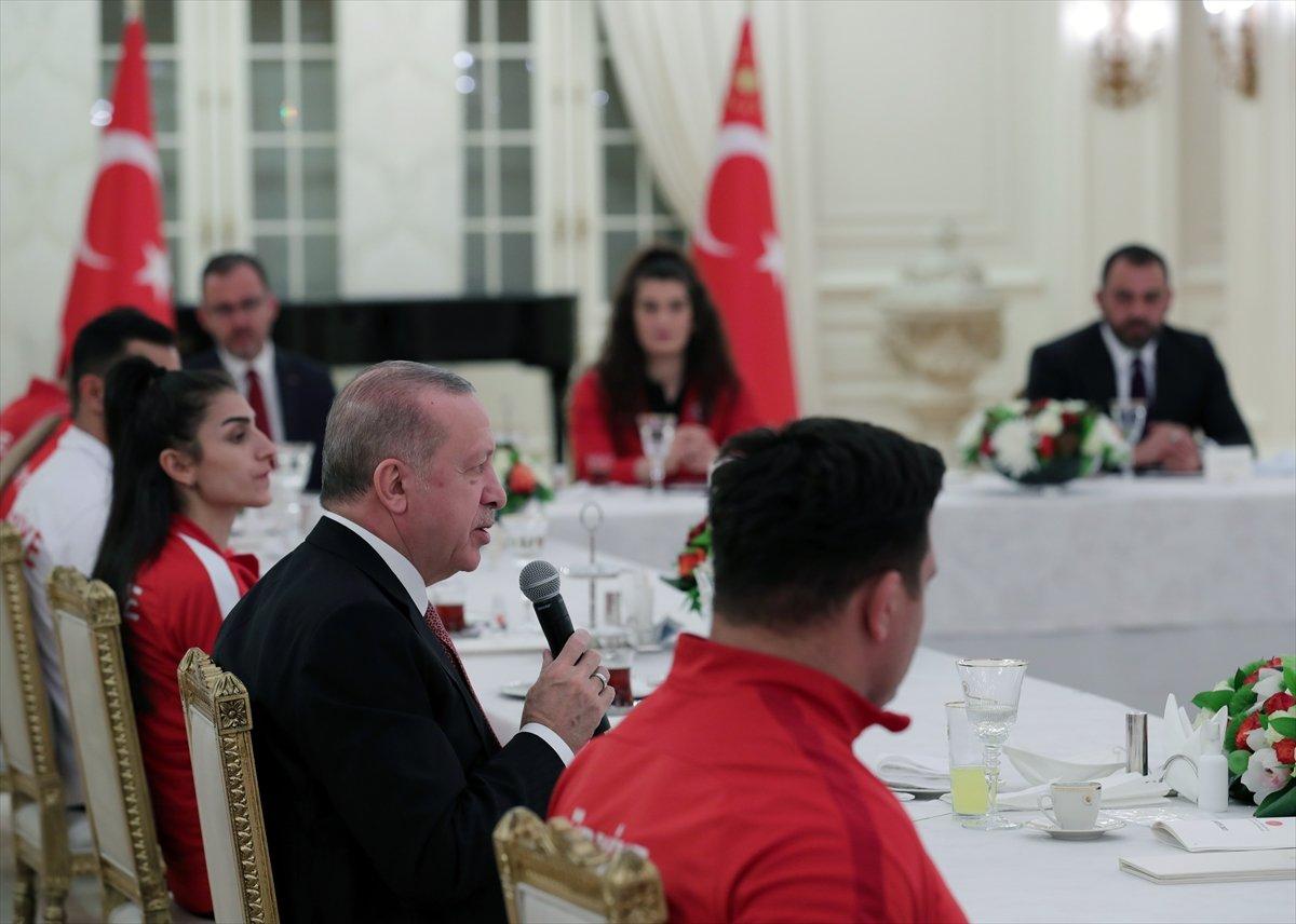 Cumhurbaşkanı Erdoğan milli sporcularla iftar yemeğinde bir araya geldi