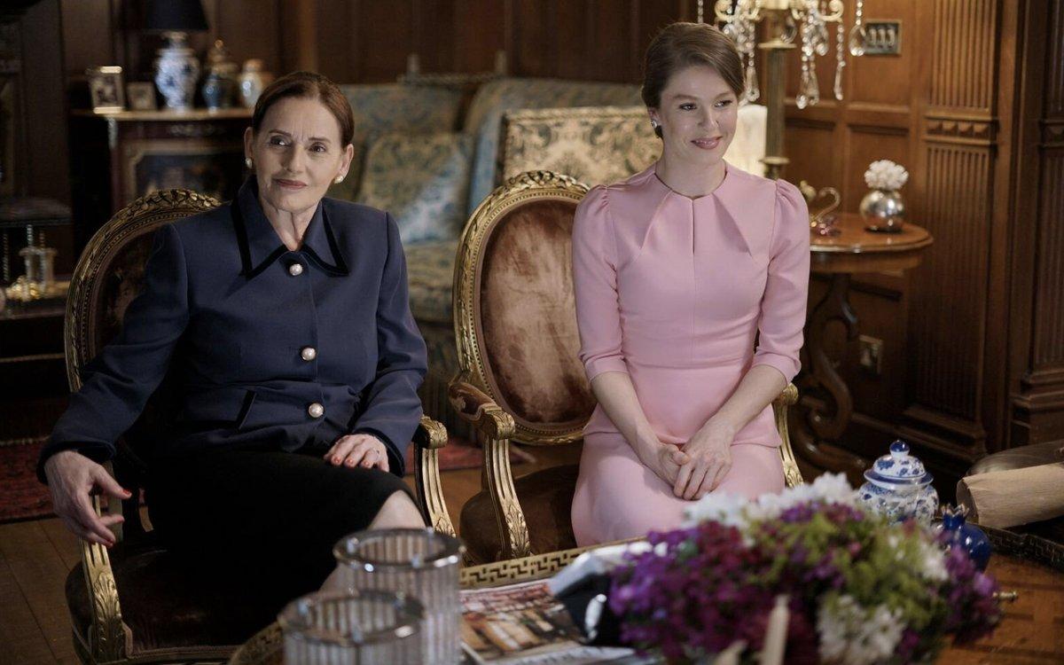 Camdaki Kız dizisi gündemden düşmüyor: Nalan, Prenses Diana mı?