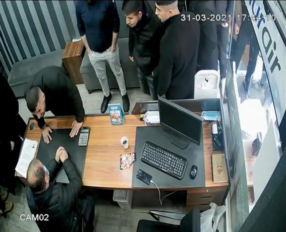 Beyoğlu'nda komşu esnafın iş yerini bastılar