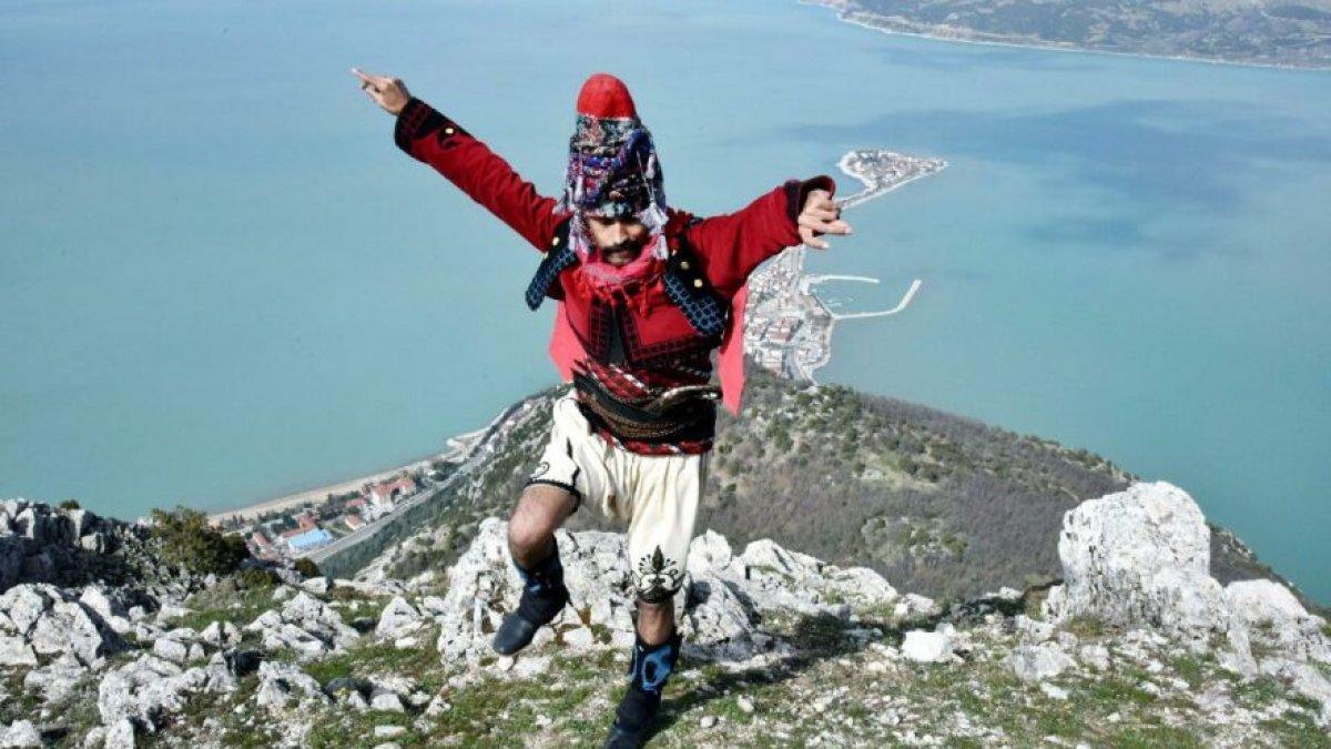 Isparta'da 1750 rakımda zeybek oynadılar