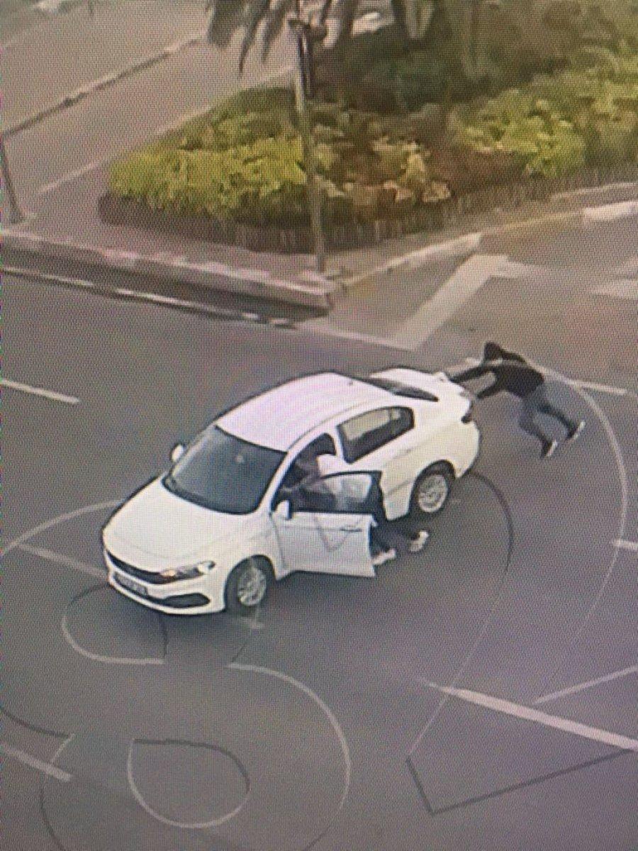 Beyoğlu’nda, hırsızlık yaparken benzini biten aracı ittiler