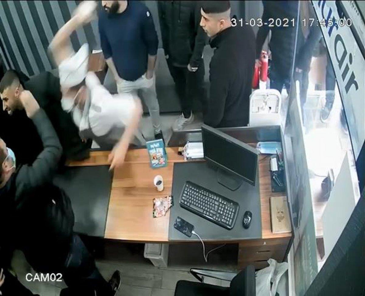 Beyoğlu'nda komşu esnafın iş yerini bastılar