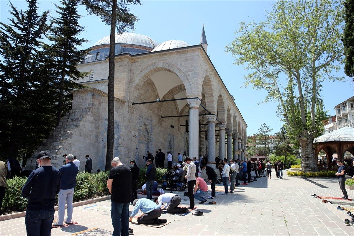 Ramazan ayının son cuma namazı koronavirüs tedbirleriyle kılındı