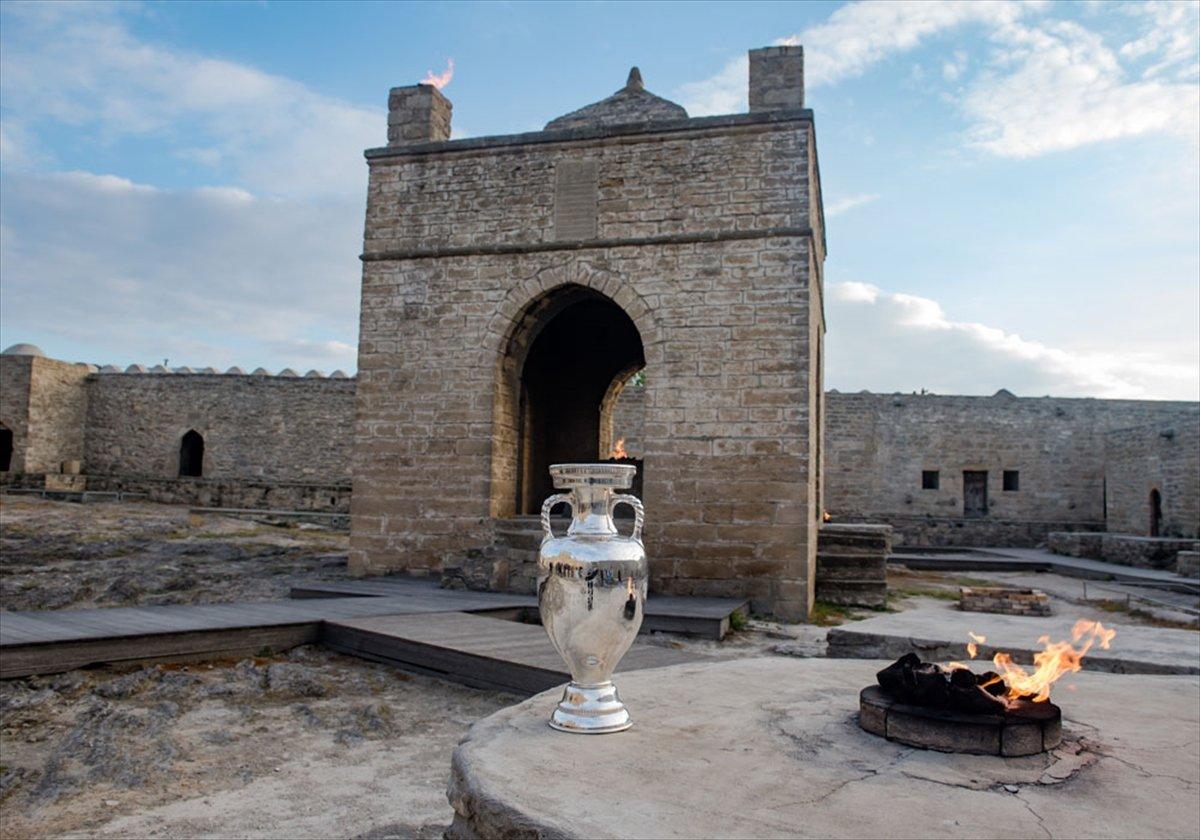 EURO 2020'nin şampiyonluk kupası Bakü'de sergilendi