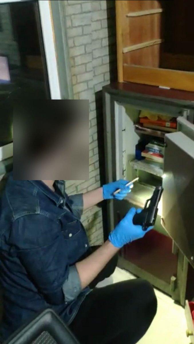 Eyüpsultan'da ruhsatsız silah satan şüphelilere operasyon