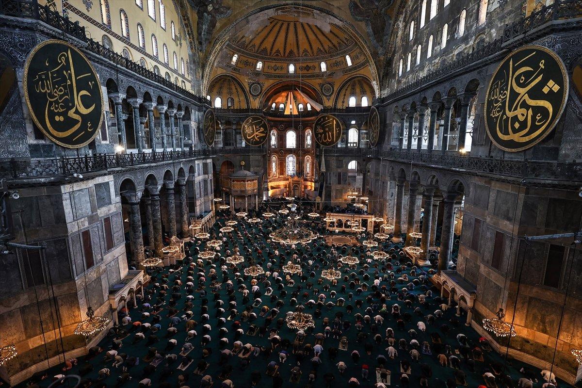 Ramazan ayının son cuma namazı koronavirüs tedbirleriyle kılındı