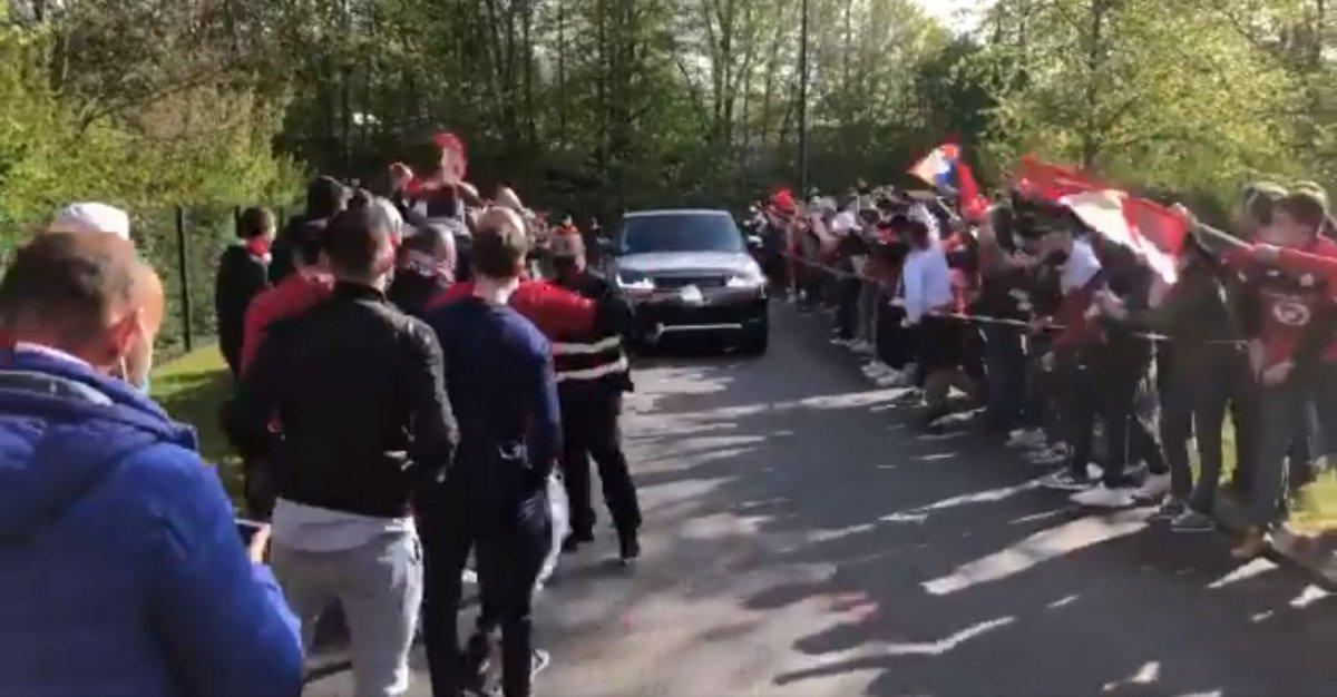 Lille taraftarlarından Burak Yılmaz'a coşkulu karşılama