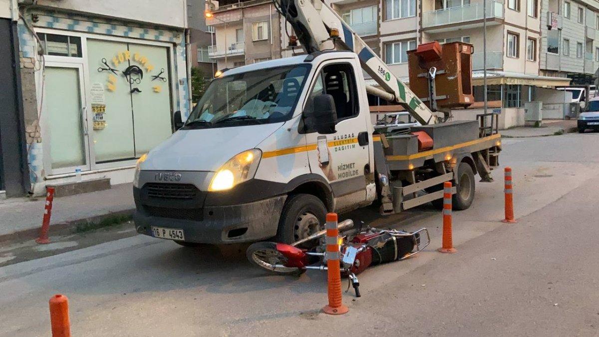 Bursa’da 16 yaşındaki motosiklet sürücüsü, kamyonetin altında kaldı