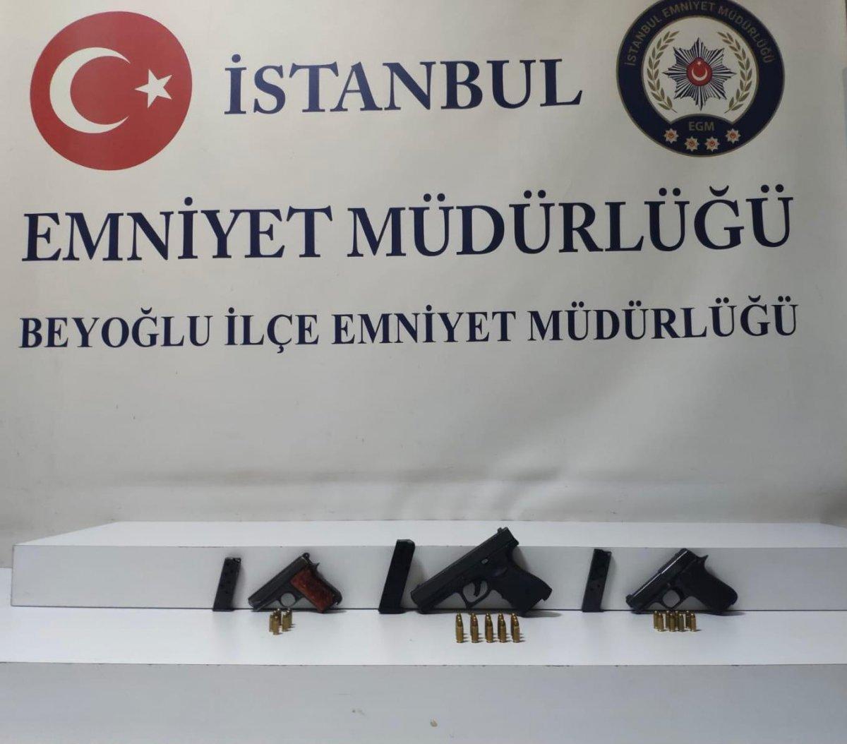 Eyüpsultan'da ruhsatsız silah satan şüphelilere operasyon