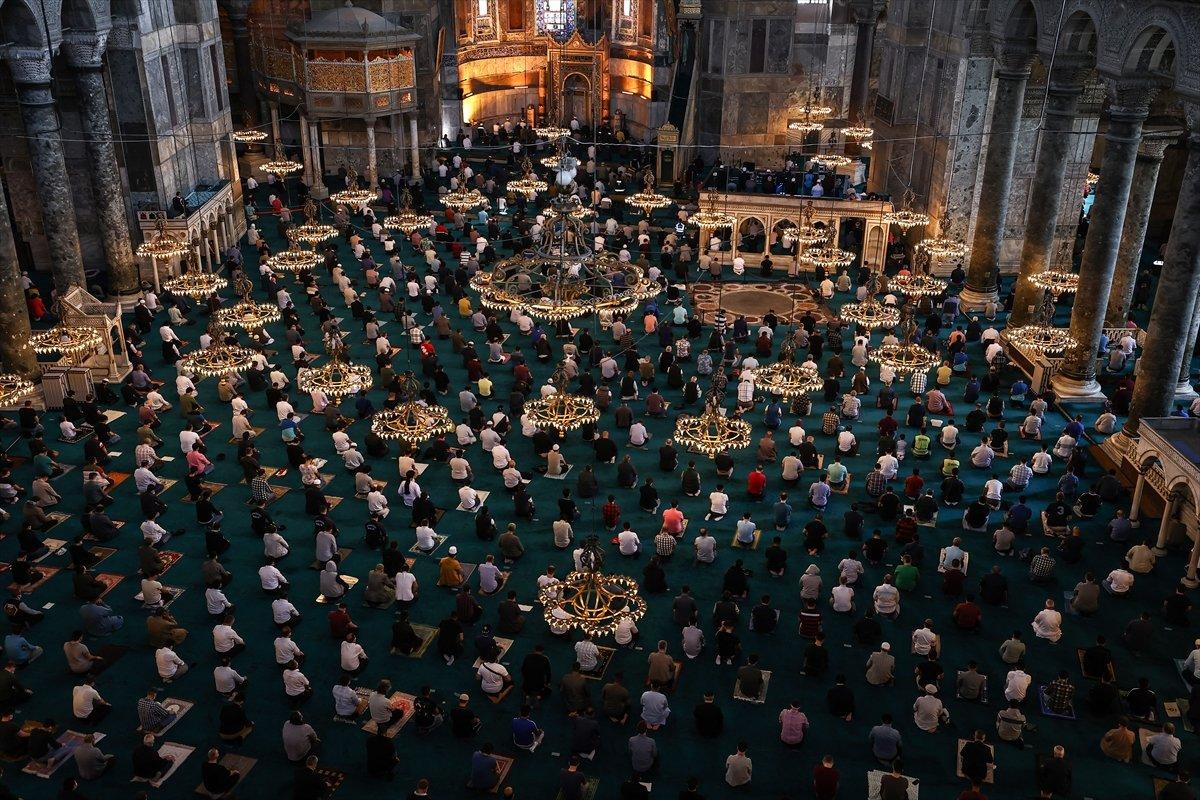 Ramazan ayının son cuma namazı koronavirüs tedbirleriyle kılındı