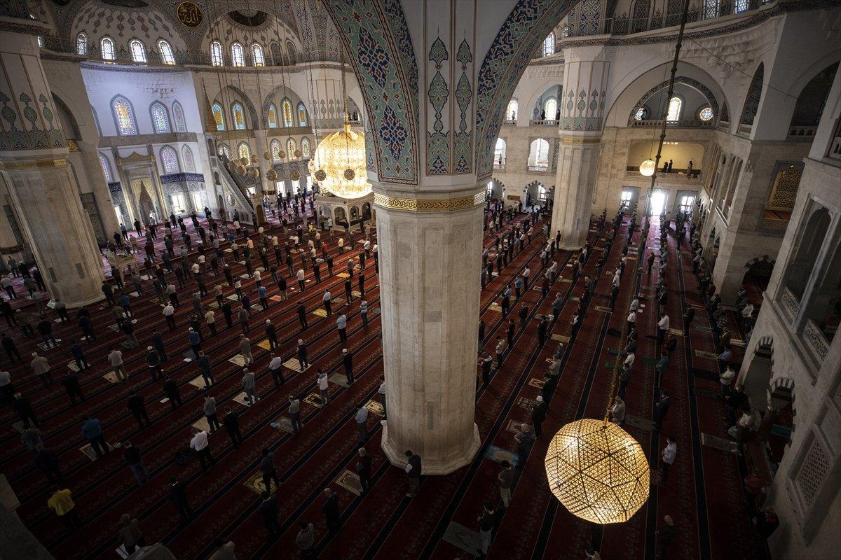 Ramazan ayının son cuma namazı koronavirüs tedbirleriyle kılındı