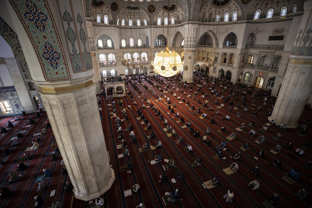 Ramazan ayının son cuma namazı koronavirüs tedbirleriyle kılındı