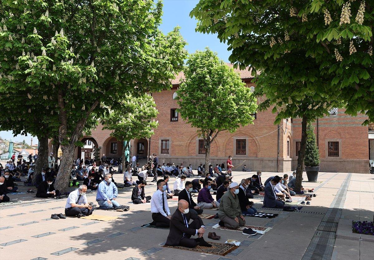 Ramazan ayının son cuma namazı koronavirüs tedbirleriyle kılındı